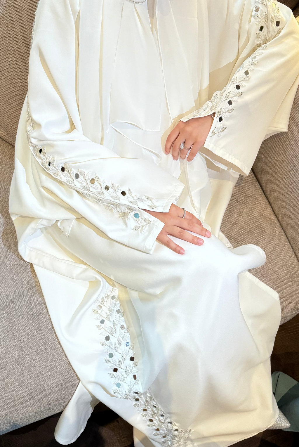 Aaira  أرى (White)